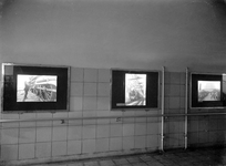 807266 Afbeelding van enkele tentoongestelde foto's van de N.S. in de perrontunnel van het N.S.-station Rotterdam D.P. ...